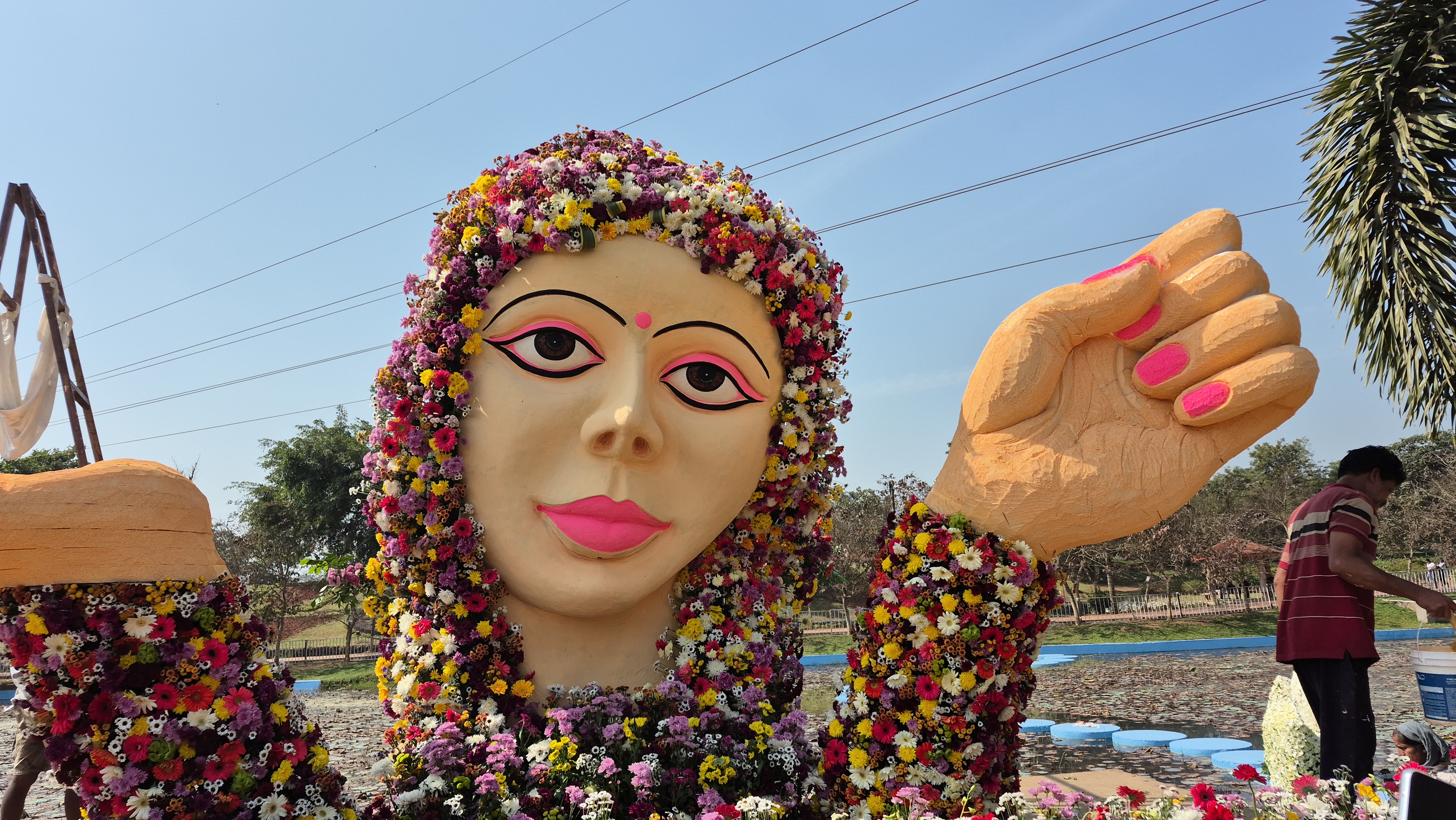 ଶୁକ୍ରବାରଠାରୁ ଆରମ୍ଭ ହୋଇଥିବା ବେଳେ ରବିବାର ଯାଏଁ ତିନିଦିନ ଧରି ଏହି ପୁଷ୍ପ ପ୍ରଦର୍ଶନି ଚାଲିବ।