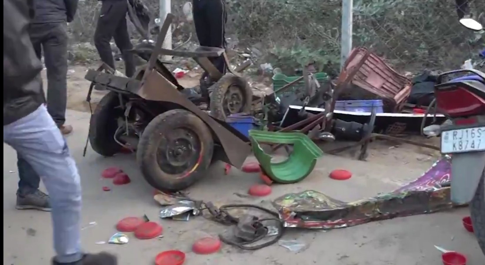 डिवाइडर तोड़कर ठेलों से टकराई