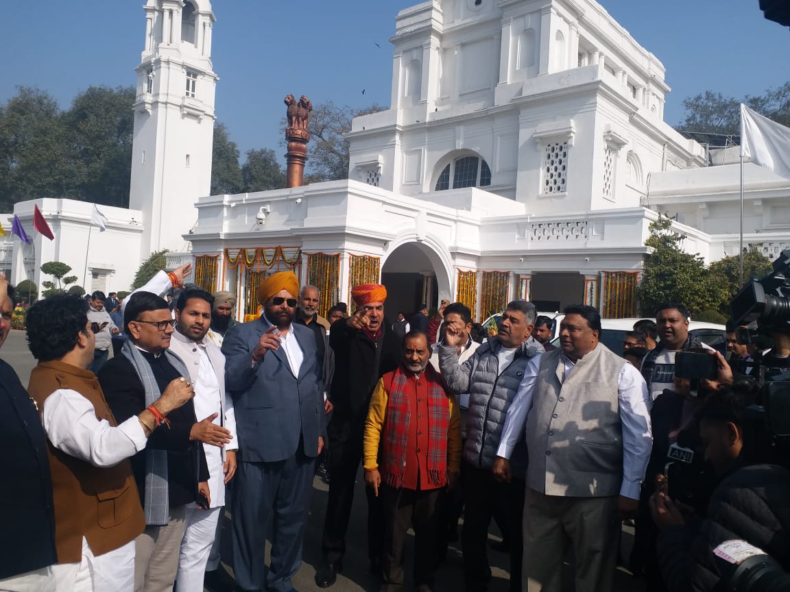 विधानसभा के बाहर प्रदर्शन