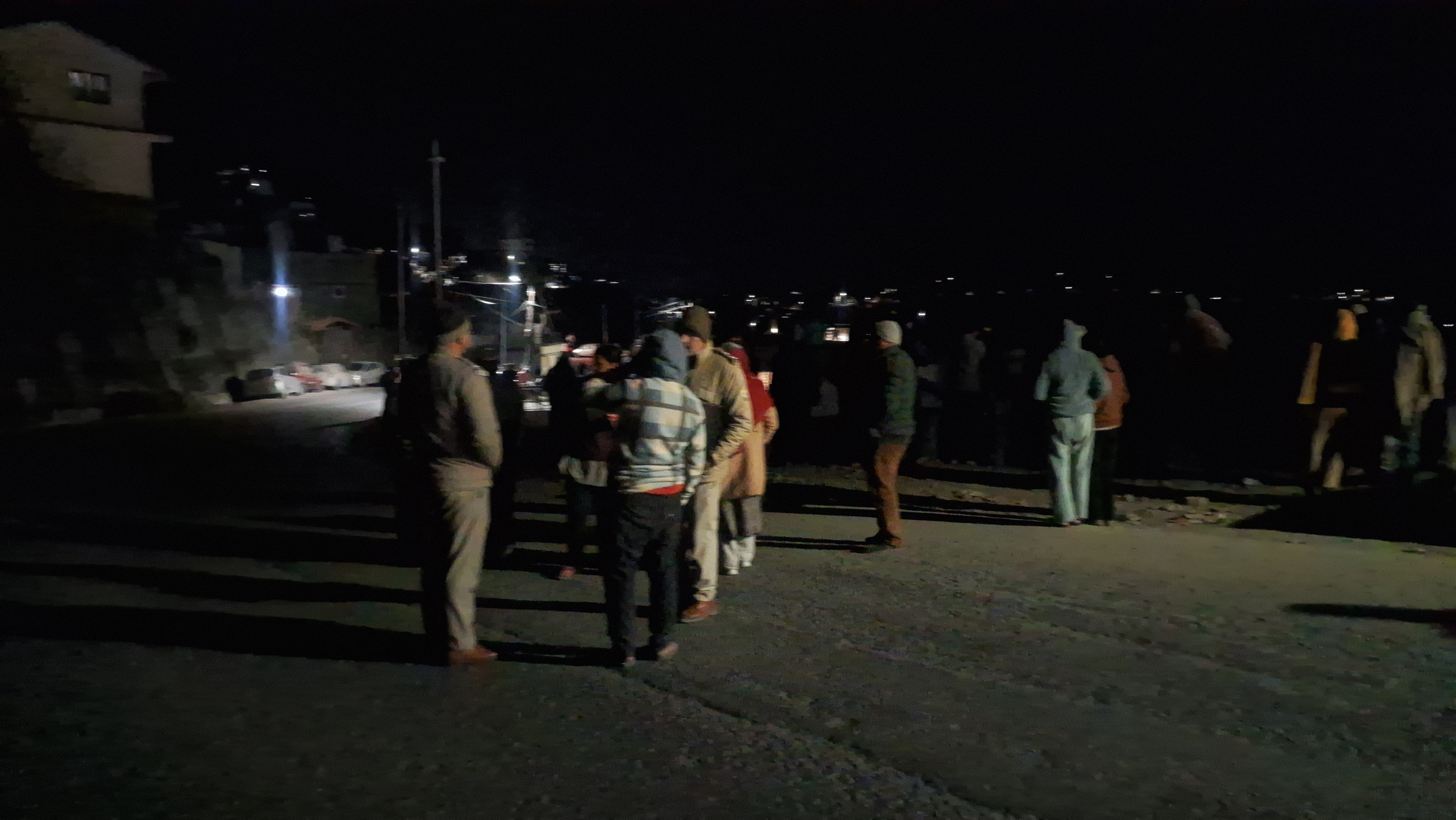 पुलिस ने खाली करवाए मकान