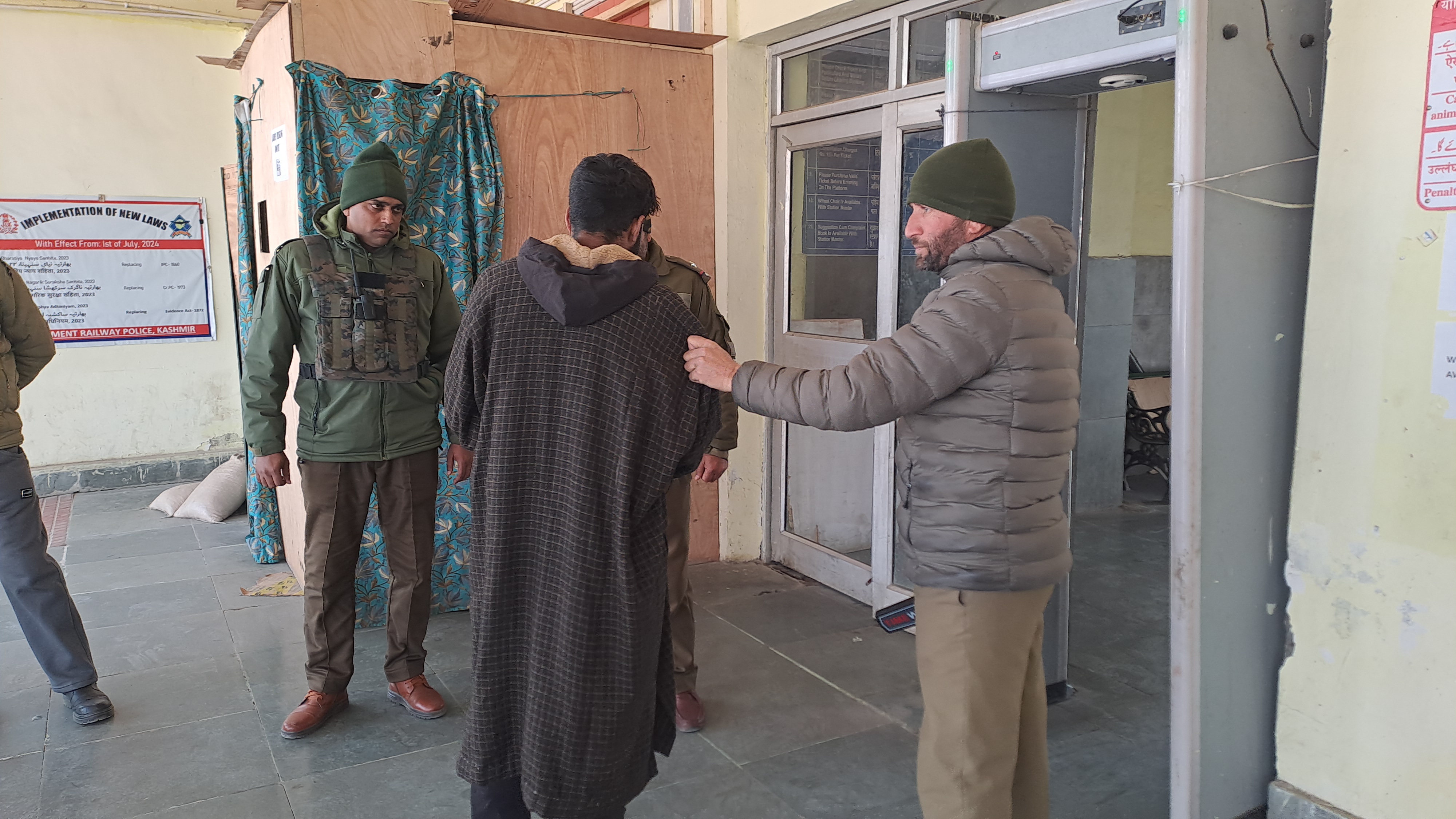 ہر آنے جانے والے شخص کی باریک بینی سے تلاشی