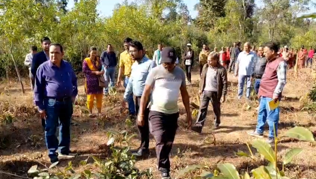 ଟିମ୍ ସହ ଜିଲ୍ଲା ପ୍ରଶାସନର ଅଧିକାରୀମାନେ ତରମାକାନ୍ତ ପରିଦର୍ଶନ କରି ଚା' ବଗିଚାର କିଭଳି ପୁନରୁଦ୍ଧାର ହୋଇପାରିବ ସେ ସଂପର୍କରେ ଆଲୋଚନା କରିଛନ୍ତି ।