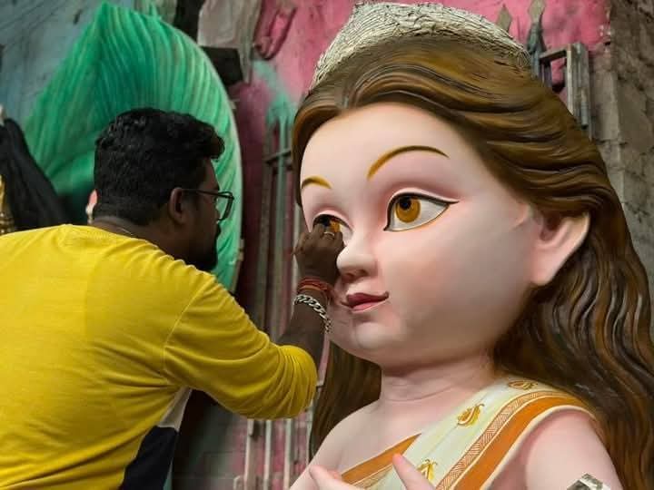 Sculptor Dipankar Pal Reimagines The Traditional Saraswati Idol, Wins Hearts Of Puja Organizers