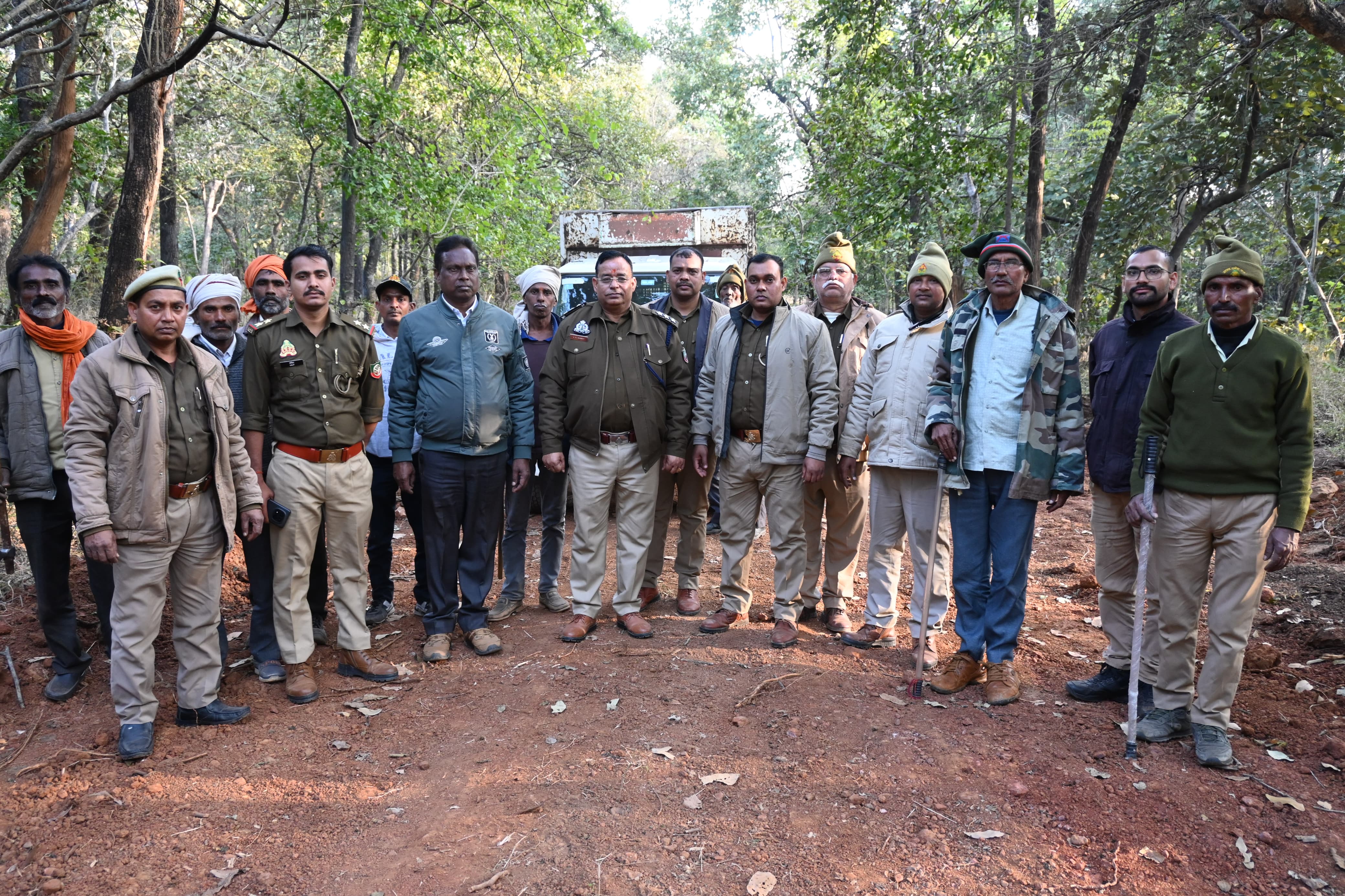 तेंदुआ का रेस्क्यू करने वाली टीम.