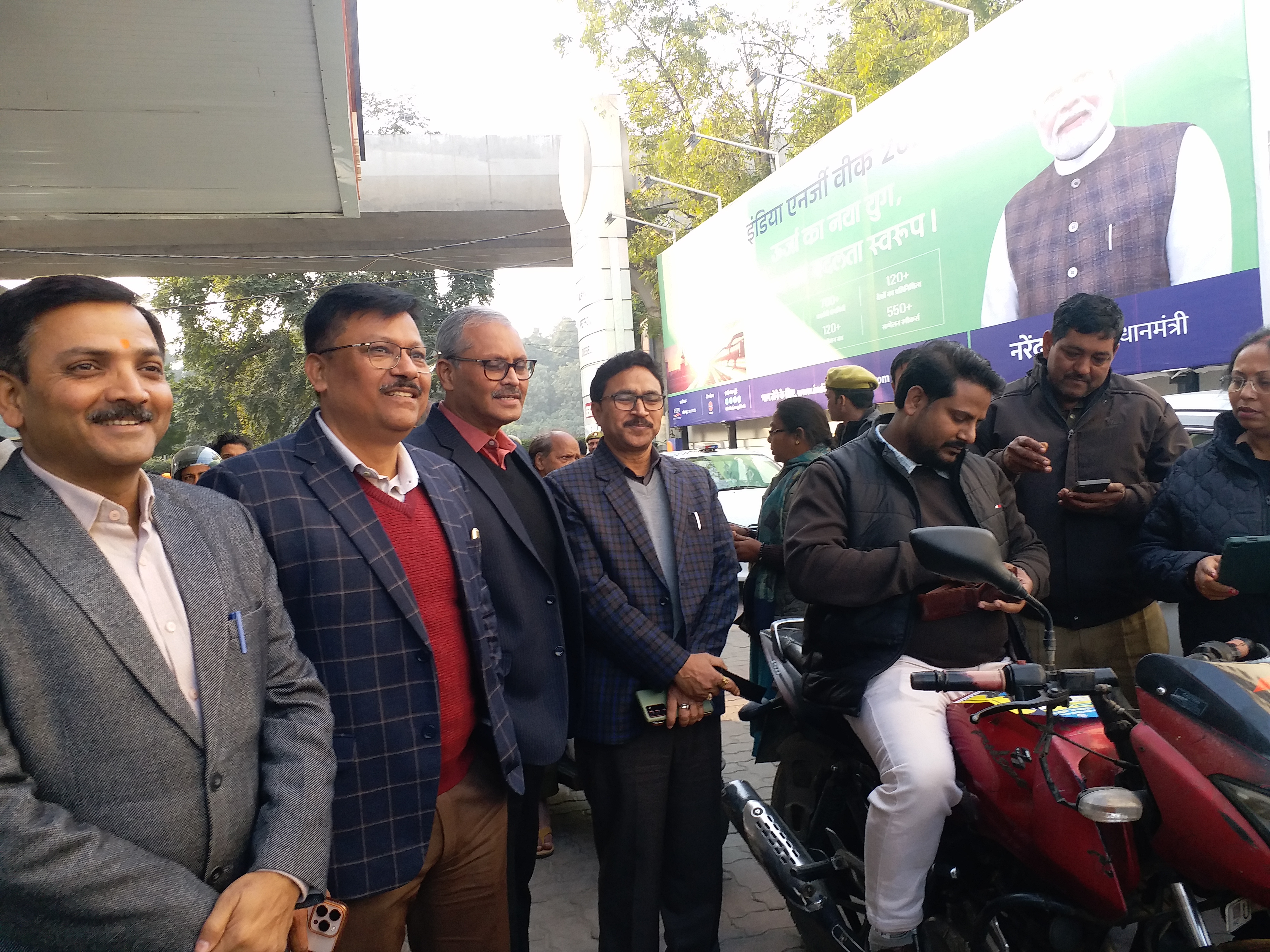 लखनऊ में अभियान के दौरान अधिकारी.