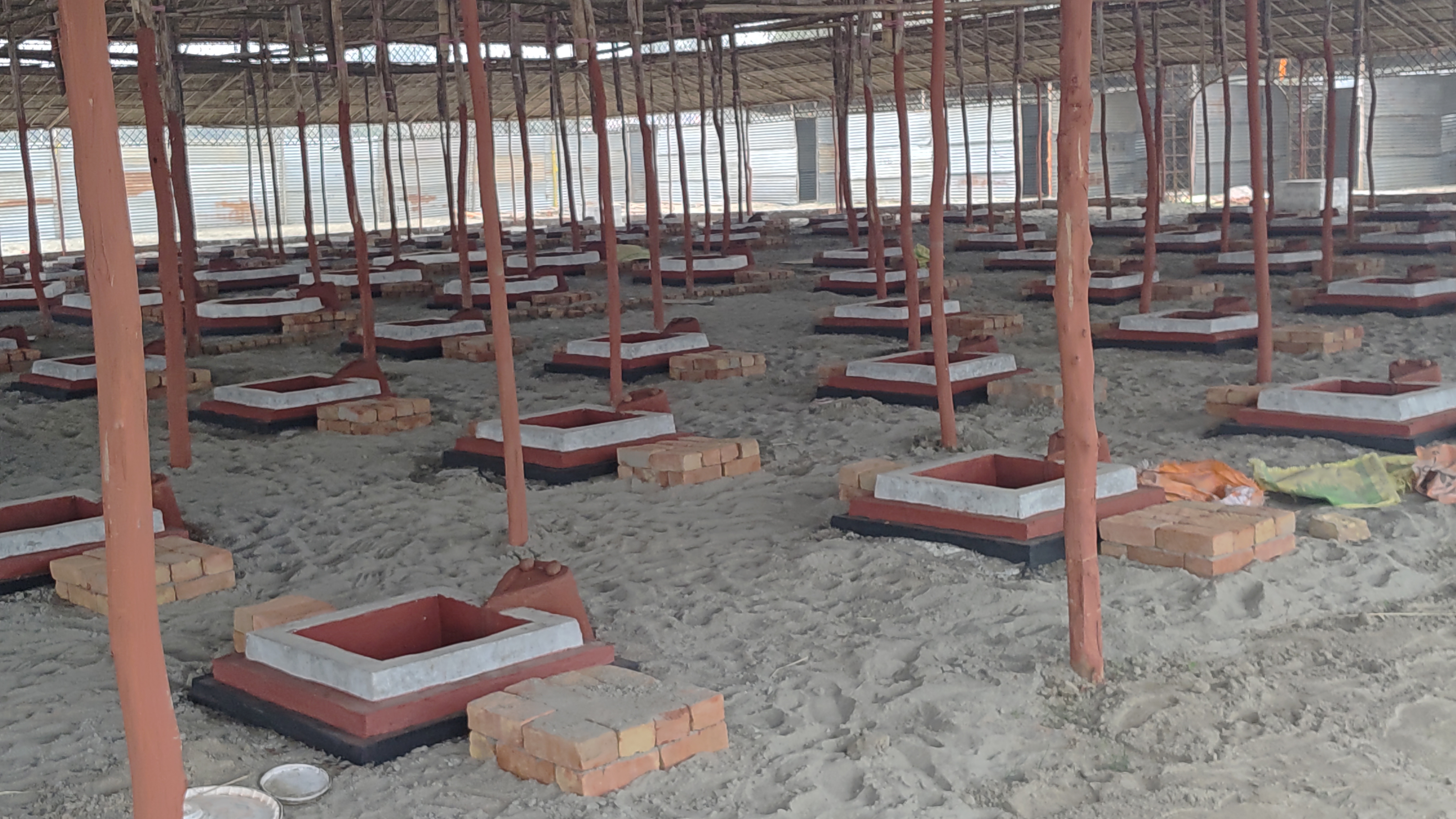 सुदामा कुटी परिसर में बनी यज्ञ वेदियां.