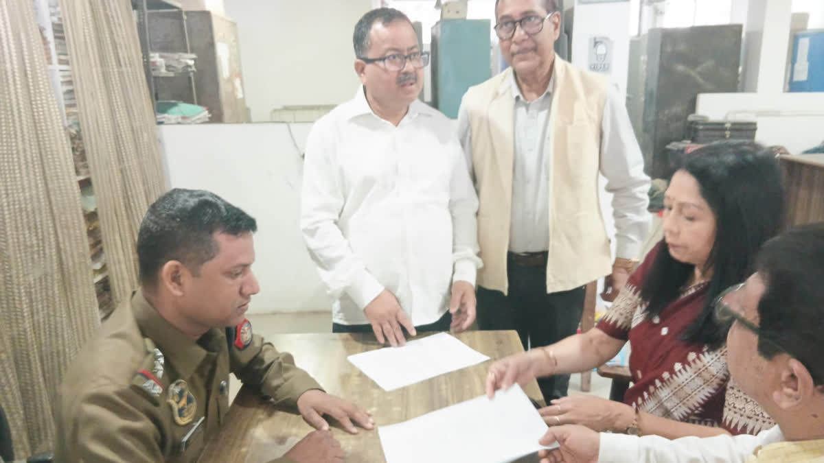 Congress members submitting the complaint at Dispur Police Station.