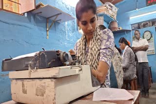 ஒற்றை கையால் தட்டச்சு செய்யும் அபிதா