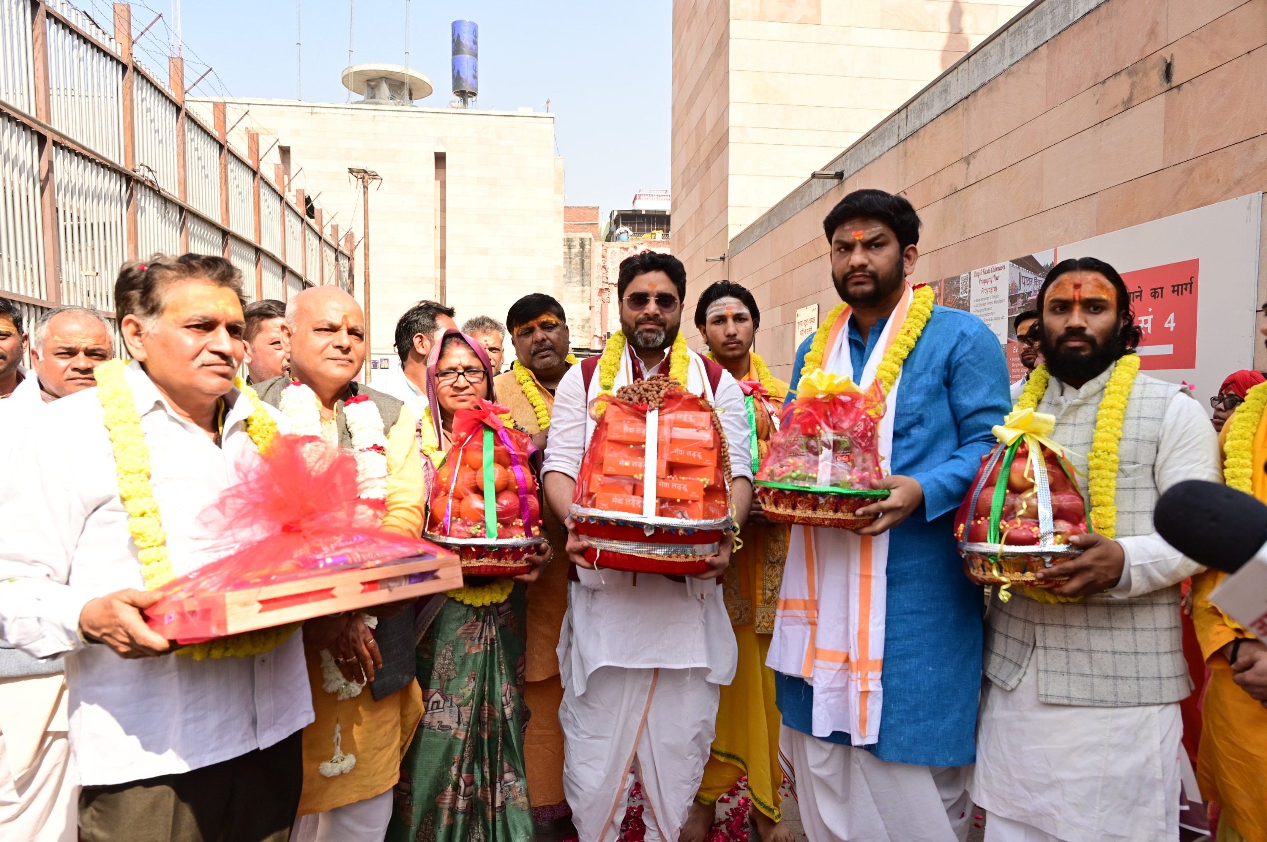 मथुरा से उपहार लेकर पहुंचा दल.