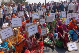 Farmers protest by block road