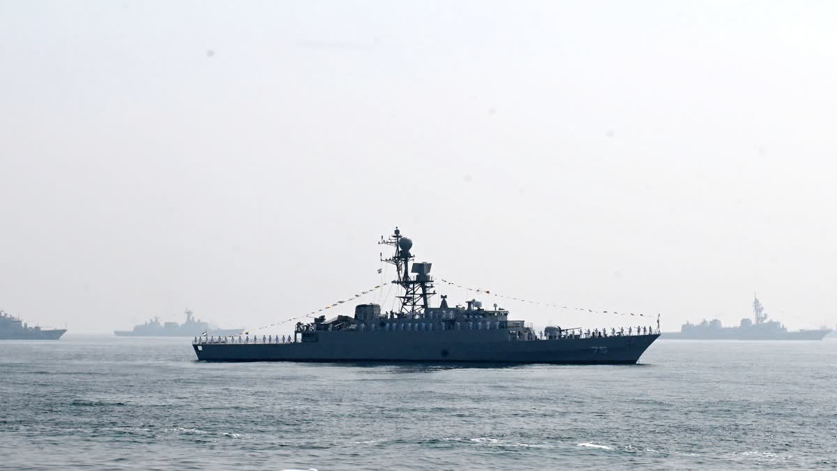 ઇરાની સબમરીન IRIS દેનાને ભારતના વિશાખાપટ્ટનમમાં ઇન્ટરનેશનલ ફ્લીટ રિવ્યૂ દરમિયાન બંગાળની ખાડીમાં જોવામાં આવી હતી.