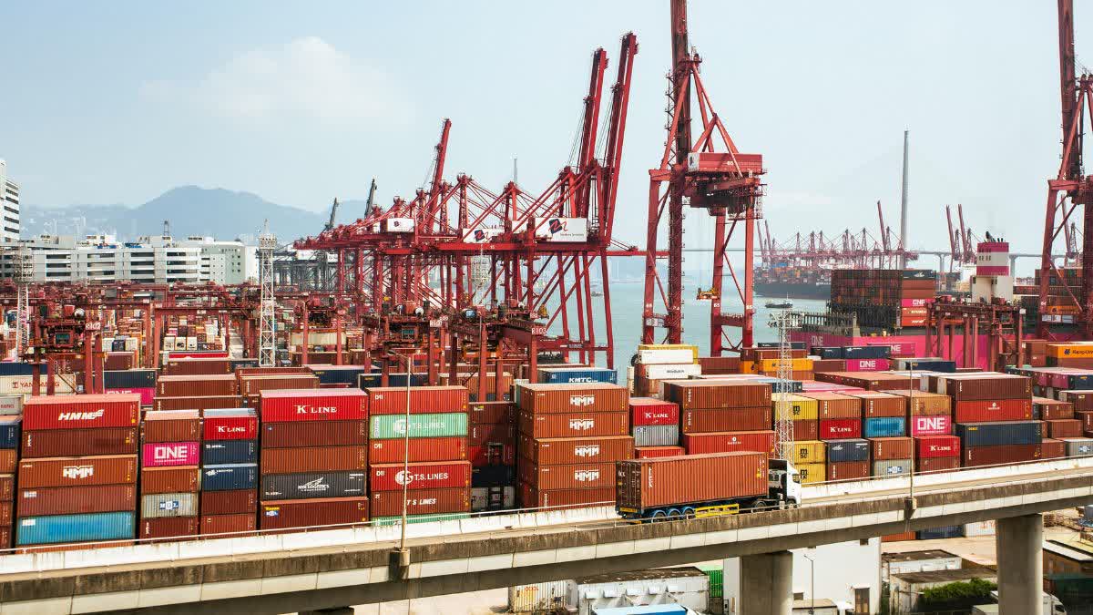 व्यापार पर युद्ध की मार, कंटेनर भाड़े में 400% का उछाल, भारतीय बंदरगाहों पर  लगा निर्यात के सामानों का अंबार