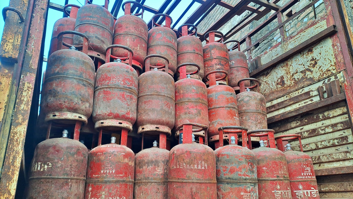 बिहार में गैस सिलेंडर की किल्लत से उपभोक्ता परेशान, ईरान-इजरायल युद्ध का असर