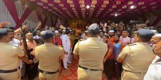 रत्नागिरीच्या ग्रामदेवतेच्या पालखीला पोलिसांची सशस्त्र सलामी ग्रामदेवतेच्या पालखीला पोलिसांची सशस्त्र सलामी
