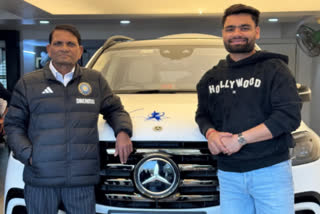 ತಂದೆ  ಖಾನ್‌ಚಂದ್ ಸಿಂಗ್ ಜೊತೆ   ರಿಂಕು ಸಿಂಗ್  ​