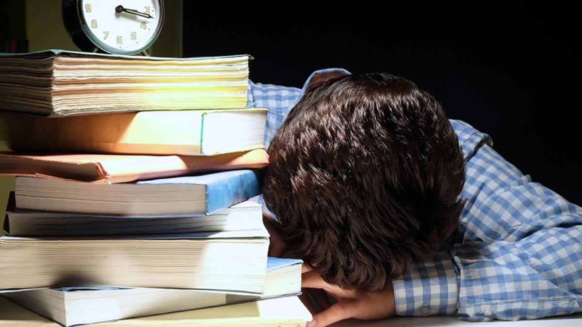 बोर्ड परीक्षा में फेल होने का डर करें दूर, बच्चों को आत्मघाती कदम उठाने से  रोके