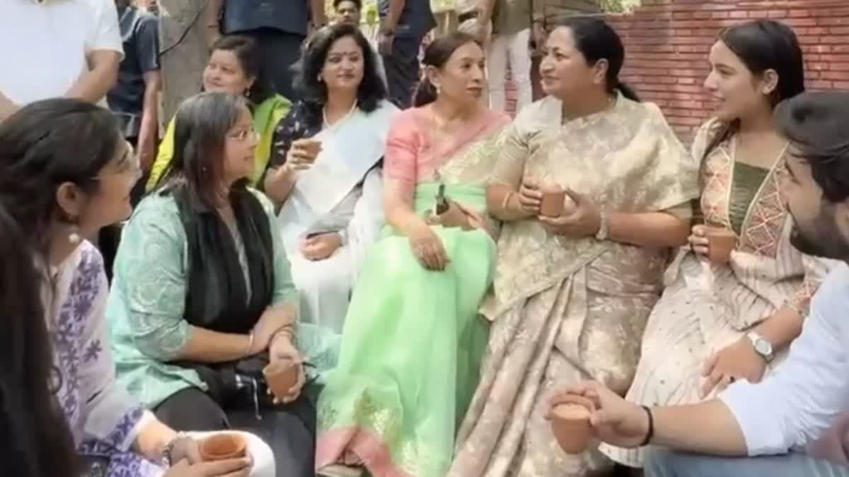 डीयू में चाय की चुस्की के साथ ‘नारी शक्ति’ पर मंथन