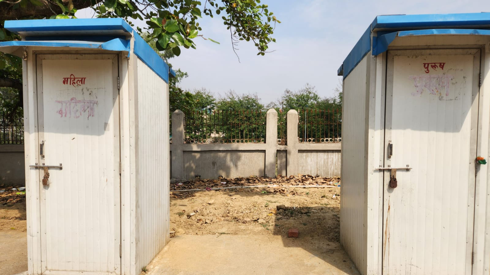 प्लेटफॉर्म के शौचालय पर लटके ताले