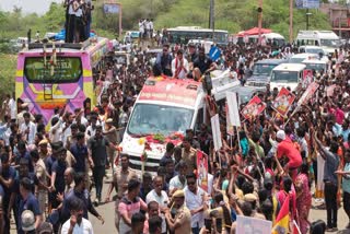 காரைக்குடி பகுதியில் பரப்புரைக்காக வந்த விஜய்
