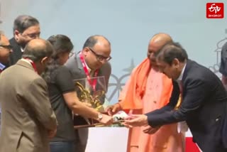 लखनऊ में कार्यक्रम के दौरान मुख्यमंत्री योगी.