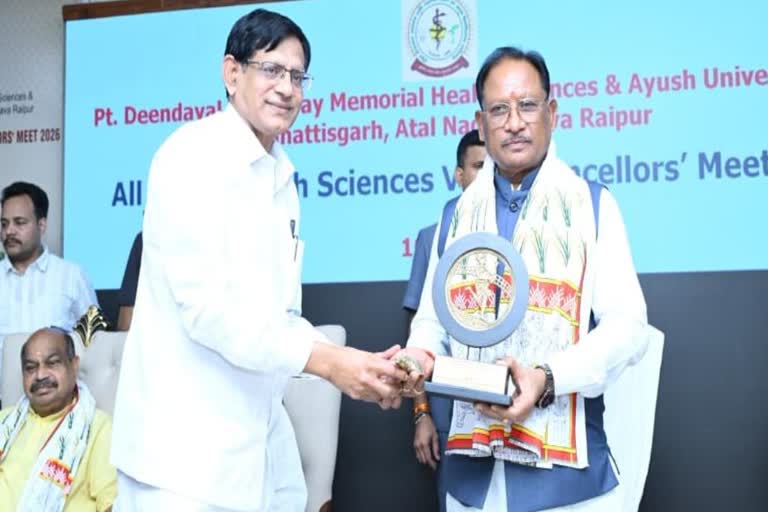 छत्तीसगढ़ स्वास्थ्य सुविधाओं पर फोकस, वाइस चांसलर मीट-2026 में CM बोले-  हेल्थ इंफ्रास्ट्रक्चर बढ़ रहा, स्वास्थ्य मंत्री ने भी ली राज्य स्तरीय ...