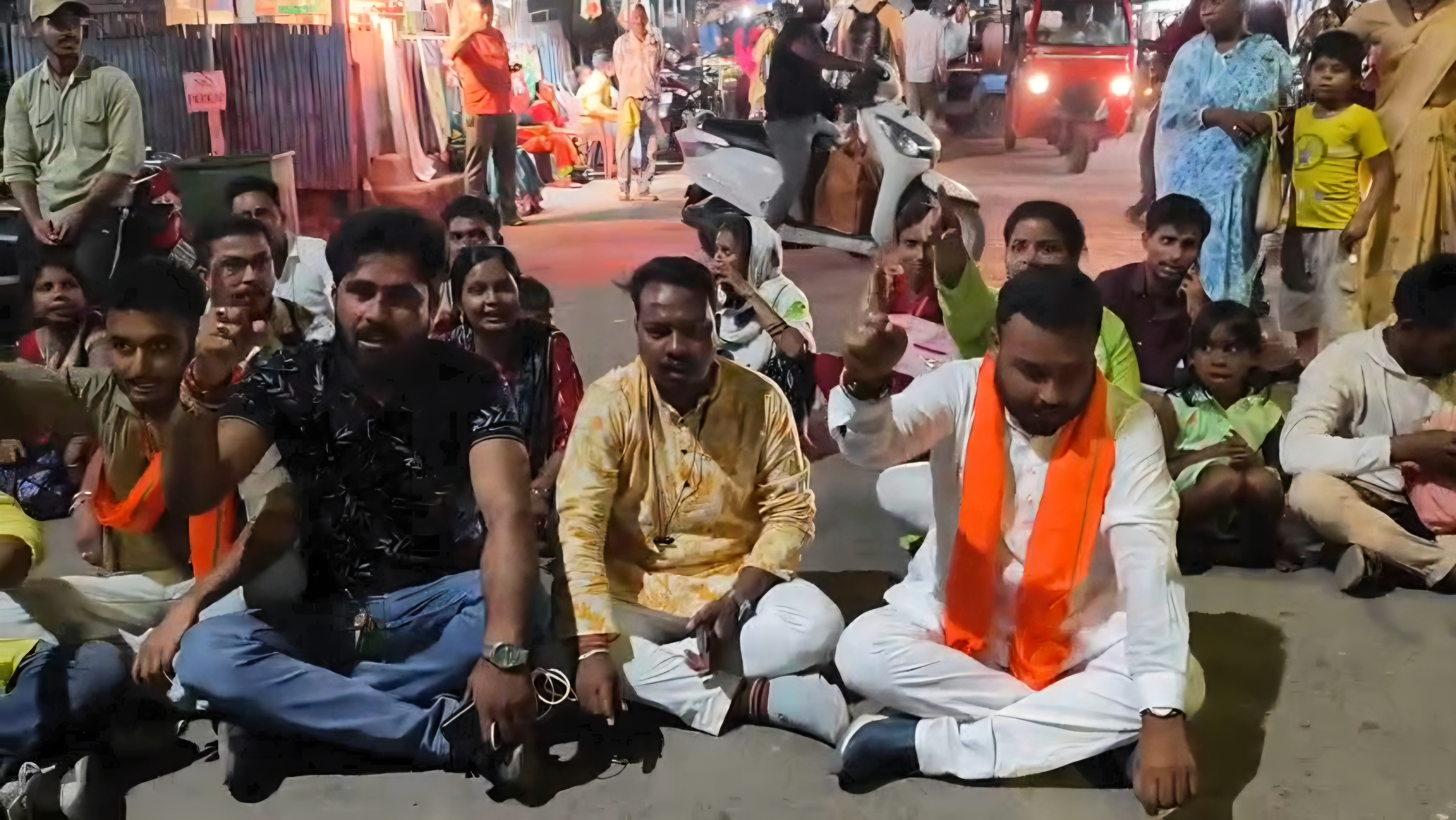 हीरापुर थाने के बाहर प्रदर्शन करते भाजपा कार्यकर्ता