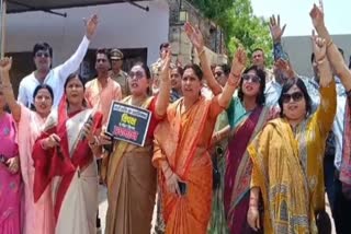 फिरोजाबाद में महिलाओं ने किया प्रदर्शन