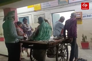 ठेले पर पत्नी को ले जाने का वीडियो वायरल.
