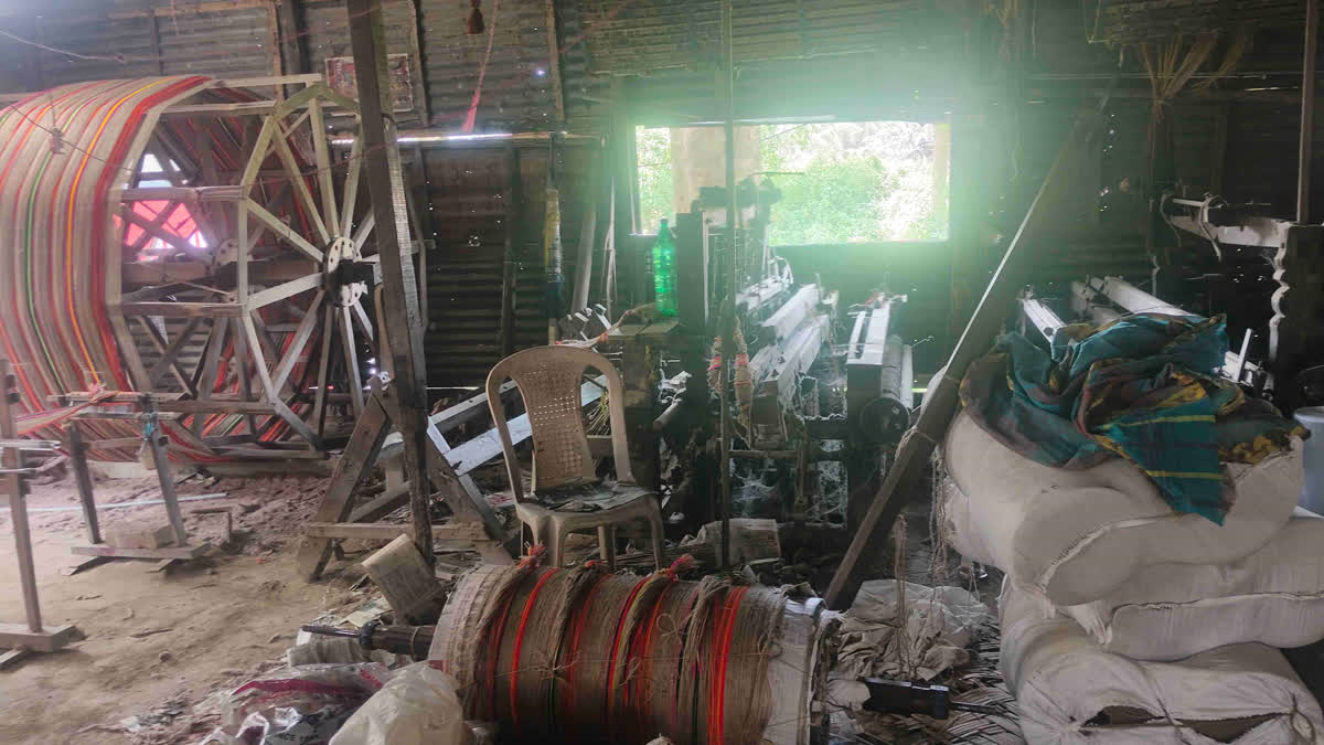 The Last & Lost Looms Of Gangarampur: WB Weavers Stare At Darkness As Government Tant Hub On Verge Of Closure The Last & Lost Looms Of Gangarampur: WB Weavers Stare At Darkness As Government Tant Hub On Verge Of Closure