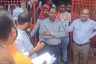 VDA मेंबर और अफसर में नोकझोंक