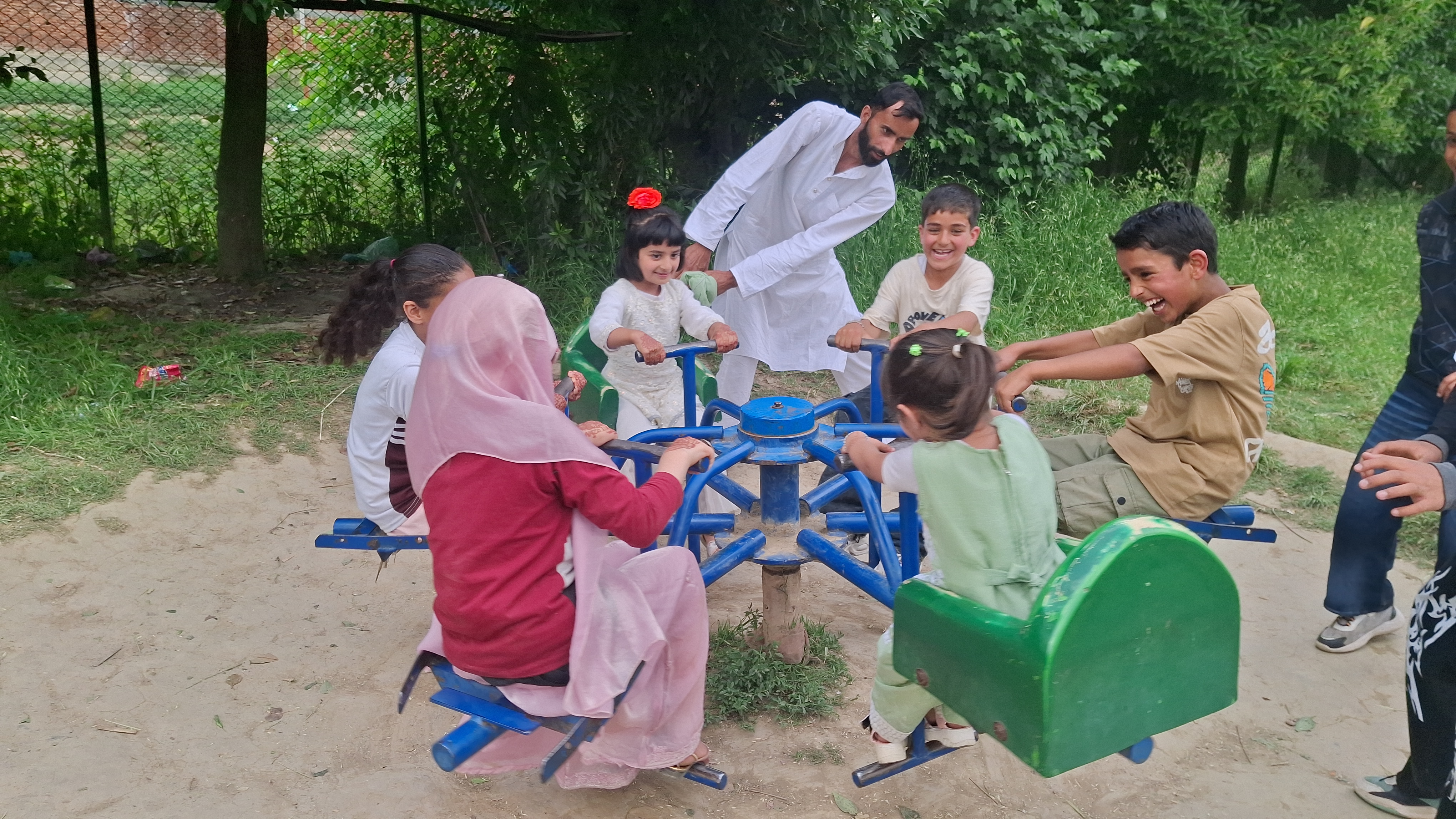 پارک میں بچے جھولا جھلتے ہوئے