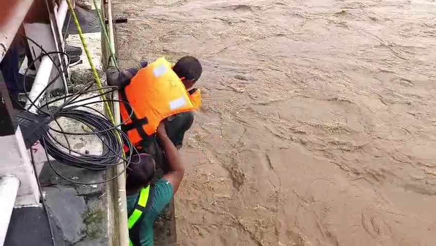SDRF team rescuing the man
