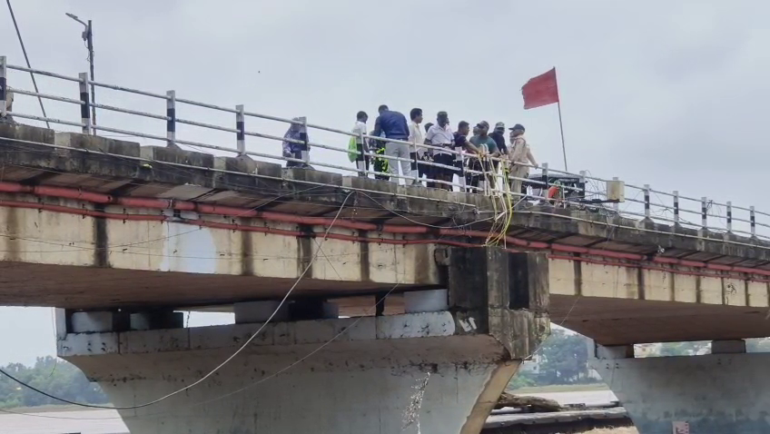 SDRF team rescuing the man