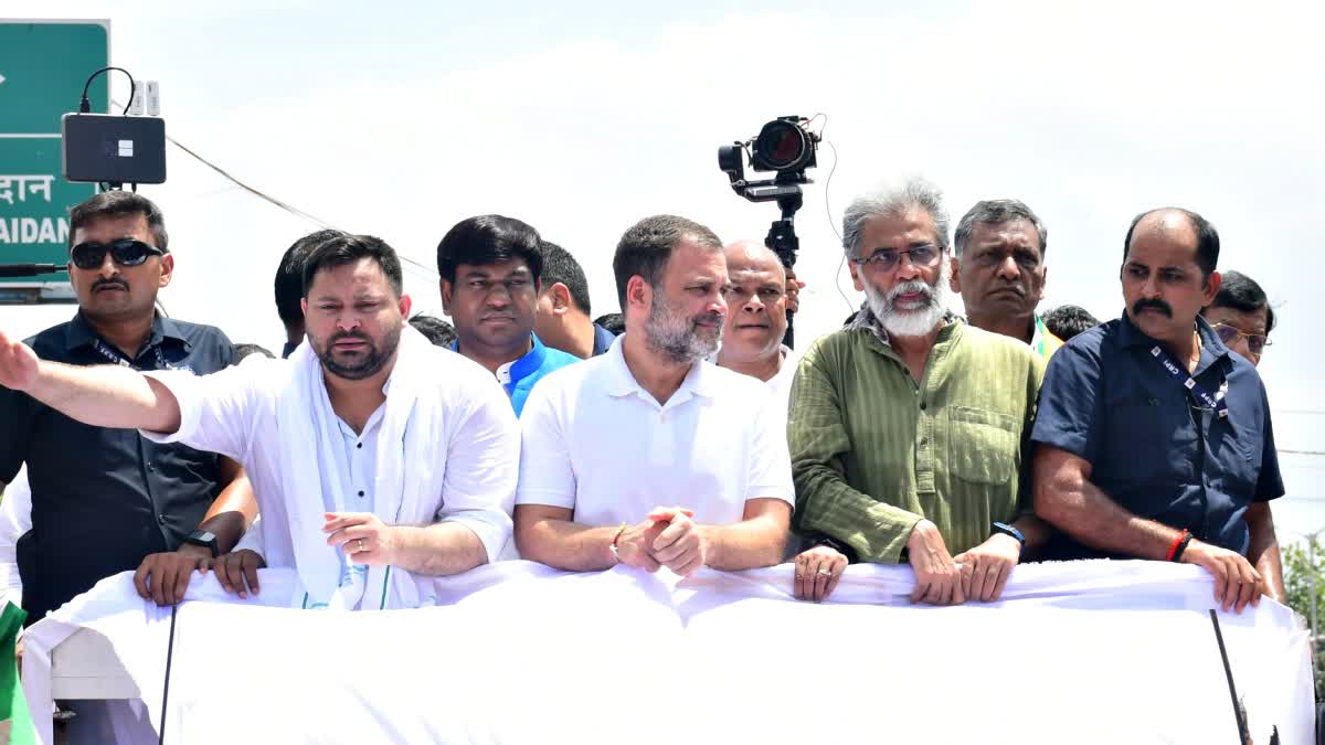 बिहार रैली के दौरान राहुल गांधी और तेजस्वी यादव
