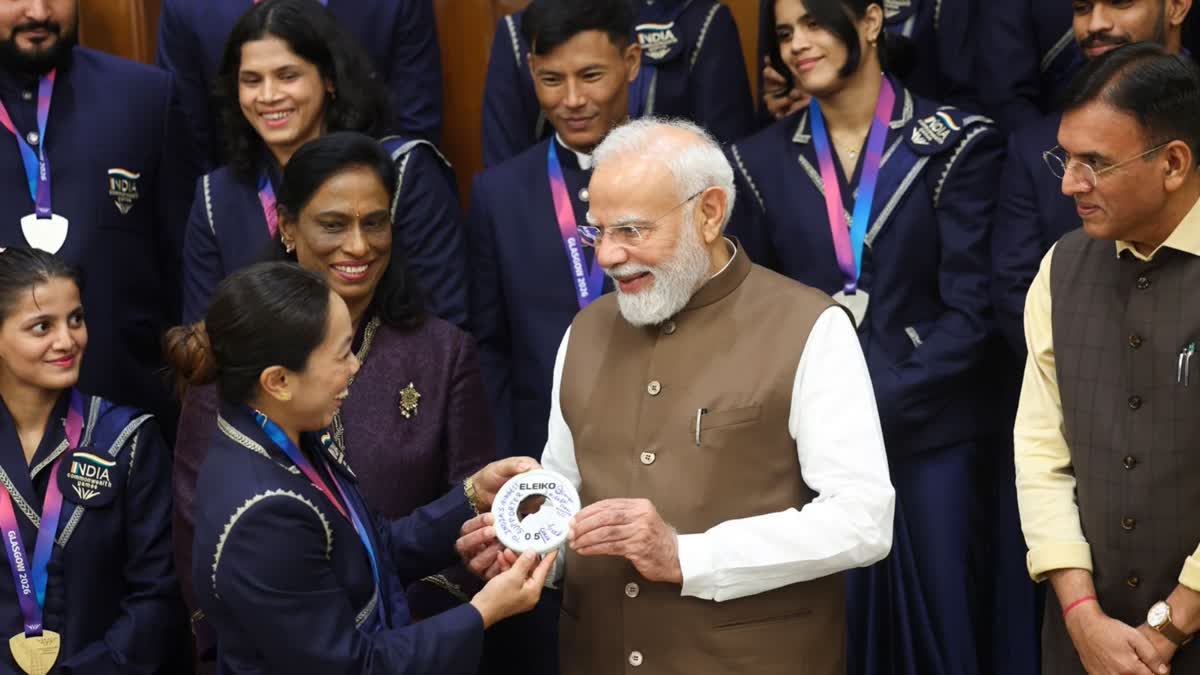 காமன்வெல்த் போட்டிகளில் பதக்கம் வென்ற வீரர்களை நேரில் சந்தித்து வாழ்த்திய பிரதமர் மோடி
