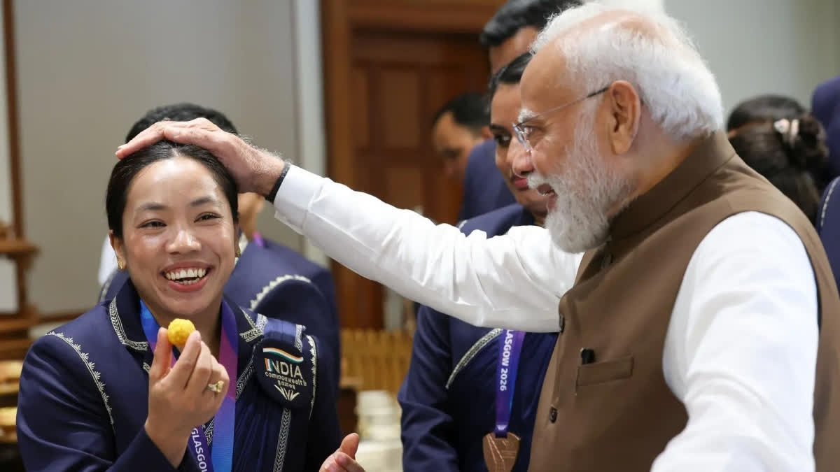 பிரதமர் நரேந்திர மோடியைச் சந்தித்து வாழ்த்து பெற்ற மிராபாய் சானு