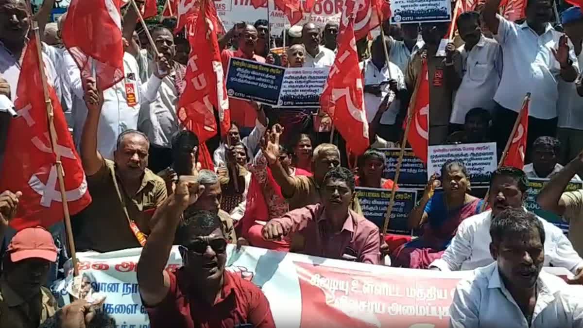 சாலையில் அமர்ந்து போராட்டத்தில் ஈடுபட்ட தொழிற்சங்கத்தினர்