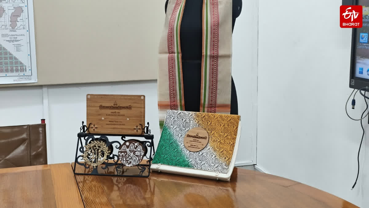 Rashtrapati Bhavan's Independence Day Invitation Kit Blends NID Designs With Traditional Craftsmanship