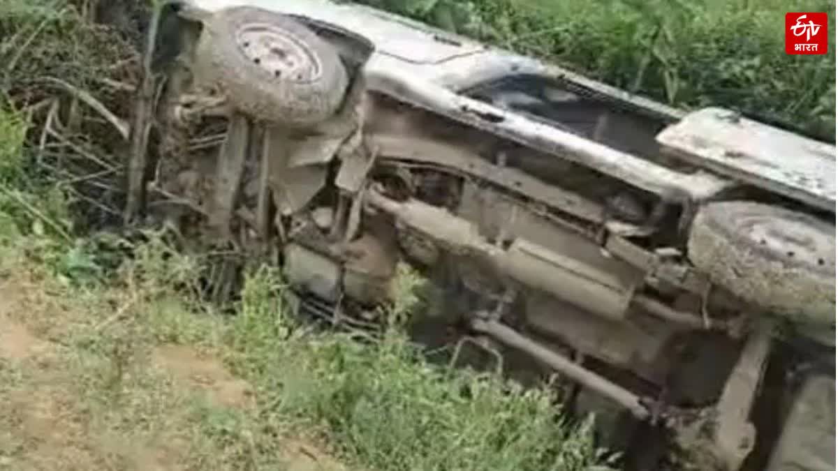 स्कूली वैन नाले में पलटी, ग्रामीणों ने बचाई बच्चों की जान
