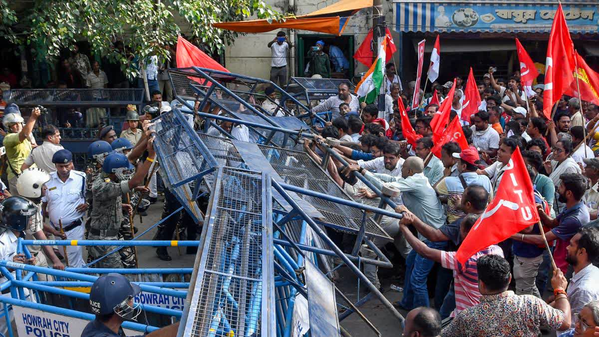 Members of Left trade unions and farmers’ organisations clash with police during a civil disobedience rally, demanding MSP and 200 days of work under the rural job guarantee scheme in Howrah Monday.