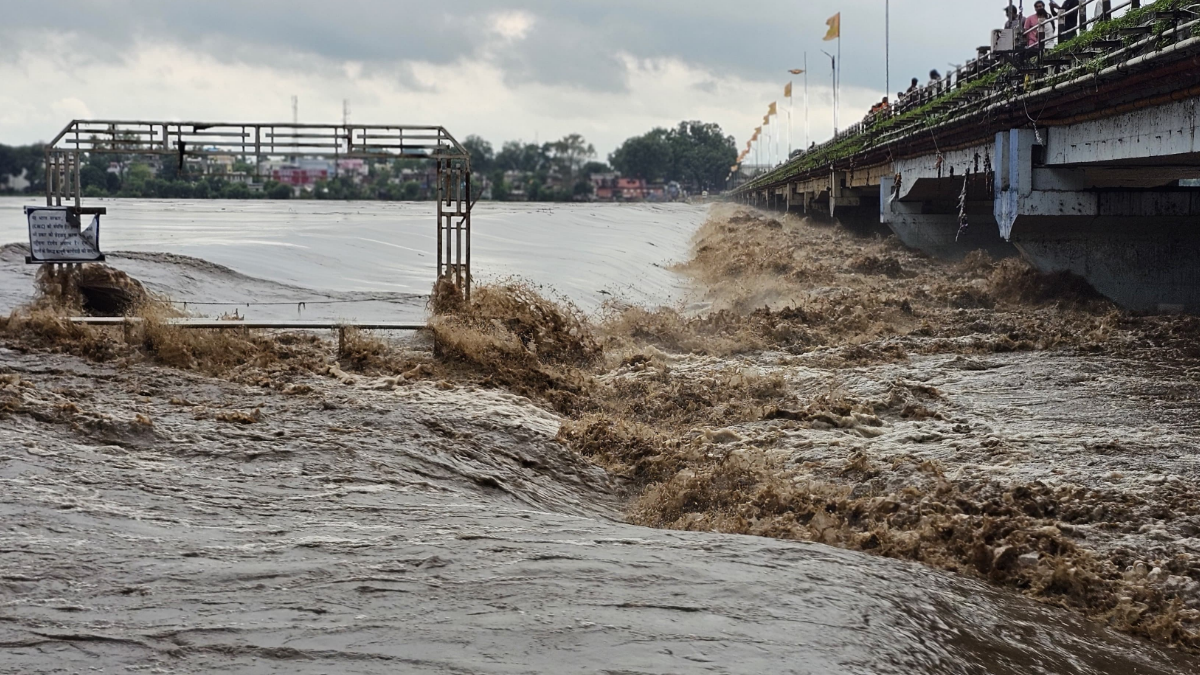 mandla narmada river danger level