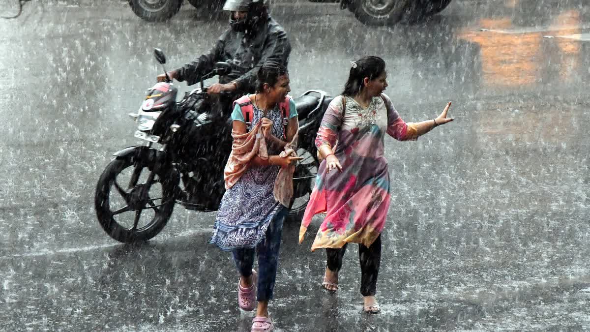 weather forecast heavy rain alert in Hyderabad Telangana Tamil Nadu Puducherry