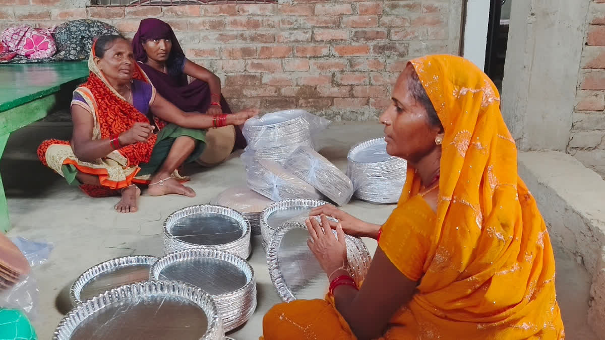 Seema Patel instructs other women in pakcing Dona Pattal.
