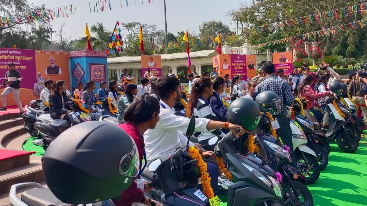 12वीं के 7,832 टॉपर्स को मोहन यादव देंगे स्कूटी, लड़कियों के खाते में  डालेंगे 68 करोड़