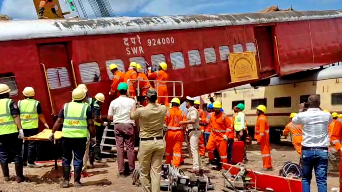 ಅಪಘಾತಕ್ಕೀಡಾದ ಬೋಗಿಗಳ ಬಳಿ ರಕ್ಷಣಾ ಕಾರ್ಯಾಚರಣೆ