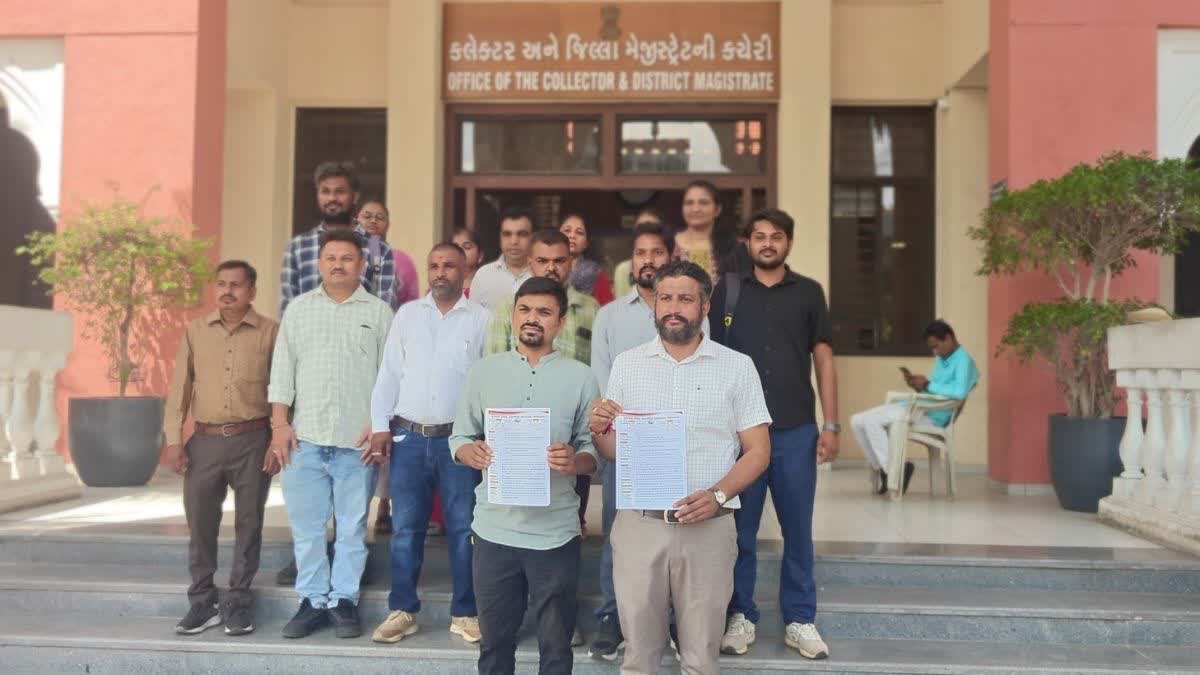 વડોદરામાં ગ્રામ સેવકોની પડતર માંગણીઓને લઇને આંદોલન