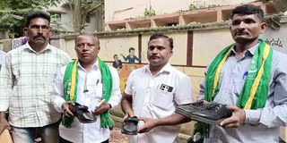 DHARAWAD  HUBBALLI  GOVT SCHOOL SHOES DISTRIBUTION  ಮಕ್ಕಳಿಗೆ ಕಳಪೆ ಶೂ ವಿತರಣೆ
