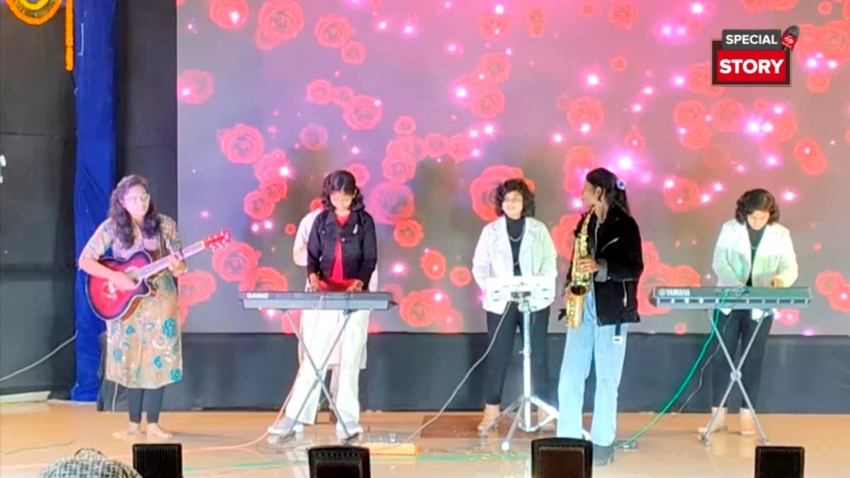 FEMALE MUSIC BAND