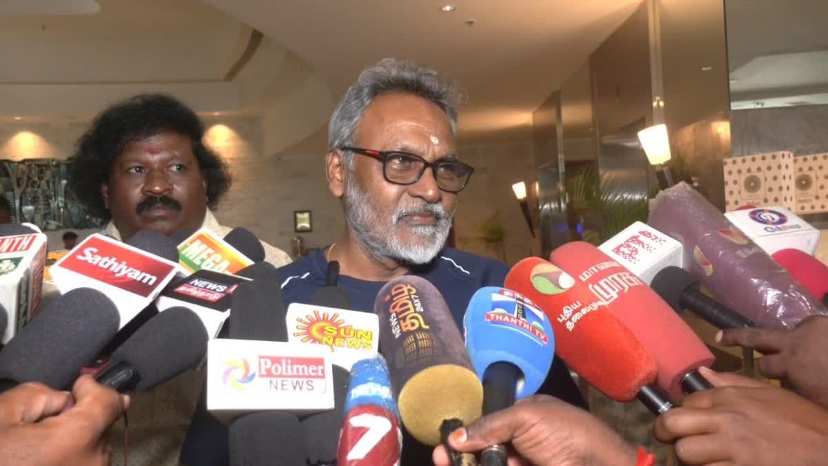 இந்தக் காலத்திற்கு ஏற்ப படங்களை இயக்கி வருகிறார்! தனுஷ் குறித்து கஸ்தூரிராஜா பெருமிதம்!