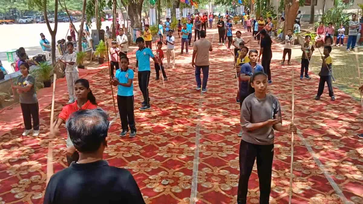 50 மணி நேரம் சிலம்பம் சுற்றும் உலக சாதனை முயற்சி - பொள்ளாச்சியில் நெகிழ்ச்சி!